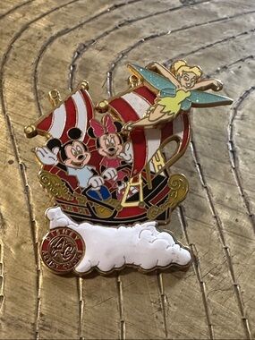 Disney Artist Choice Mickey Minnie Tinkerbell Peter Pan’s Flight Collectible Pin